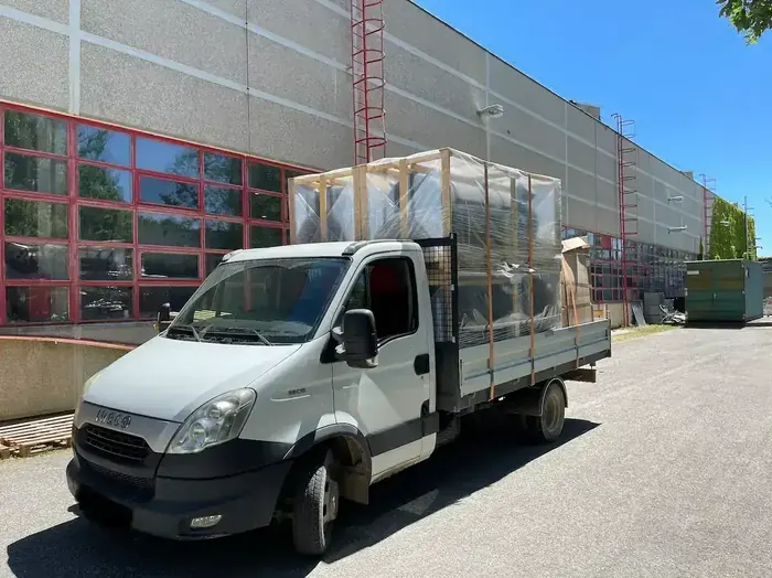 Raklapos áruval megrakott kisteherautó beszerzés után